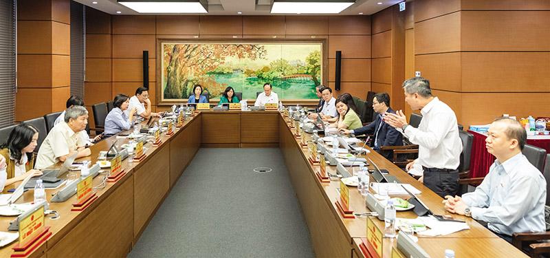 chap-nhan-tra-hoc-phi-de-go-kho-cho-nen-kinh-te