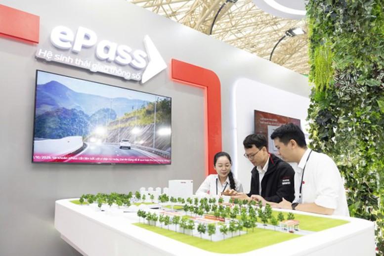 gian-hang-viettel-tai-hoi-cho-mua-thu-thu-hut-khach-tham-quan